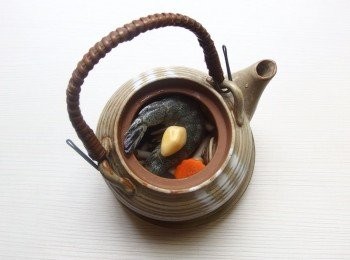 step5: 將材料一一放入土瓶裡(京水菜及檸檬角除外),如怕鮮蝦蒸過老,可在完成前5分鐘再放入蒸。最後倒入<span class="group_3">高湯</span>及少許海鹽調味。放入蒸爐或蒸鍋,水滾後大火蒸12-15分鐘。