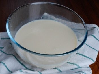 step1: 將豆漿放入煲內加熱，下糖，不停攪拌至糖完全溶化 （如豆漿本身含糖，就不需要加糖）