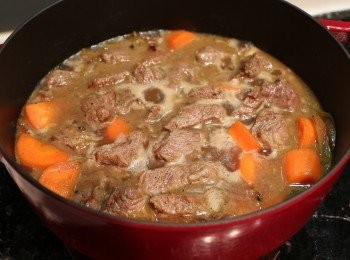 step6: 所有<span class="group_1">食材</span>馬鈴薯外下鍋燉煮，馬鈴薯待其他<span class="group_1">食材</span>燉煮30分鐘後再下(燉煮時若水量不足時可再補充)