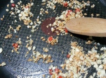step6: 先用1湯匙油起鑊,先爆香紫天椒.炸蒜及蒜頭