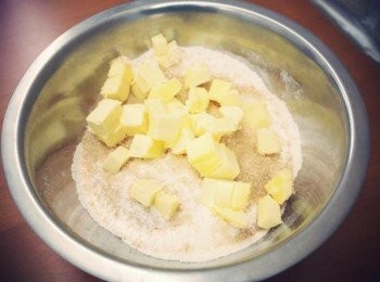 step4: 把過篩的中筋麵粉.泡打粉.鹽.砂糖以及奶油丁一同放在碗中!!
