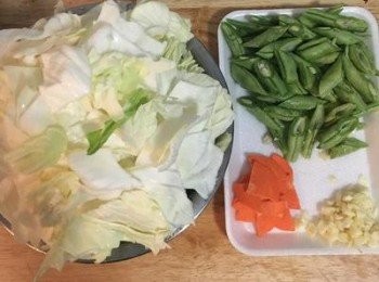 step1: 高麗菜洗淨切塊狀，紅蘿蔔切片，扁豆去頭尾後斜切，蒜頭拍扁後切粗末。
