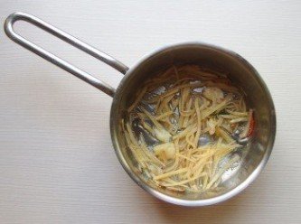 step3: 蒸魚的同時,使用醬汁鍋熱油後,加入蔥薑辣椒及蒜頭爆香(保留一些蔥絲及辣椒絲最後用),再加入味霖及醬油煮出香氣。