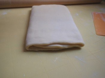 step9: 平均碾開摺三摺共三次再平均碾開就可以做形