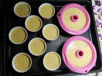 step6: 矽膠模內先灑點羅勒粉，再倒入麵糊約至8分滿，其他裝入馬芬杯中，入烤箱180度烤30分，用叉子插入後不黏就好囉