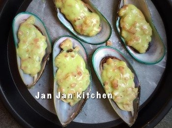 step4: 將煙肉青芥末醬塗上青口，醬無需太稠，搞至creamy 狀即可。放入已預熱之焗爐，180度焗1-2分鐘即可。