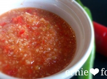 step3: C 辣椒酱的做法：

1.把C辣椒材料（除了盐、糖、桔子汁，温水）放入电动搅拌机打烂至均匀。
2.将温水倒入锅子搅拌入适量的糖、盐和桔子汁直到盐&糖溶化为止，最后将打烂的辣椒材料一起搅拌。