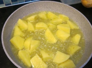 step11: － 薯仔先『走油』，就是炸至金黃，撈起備用