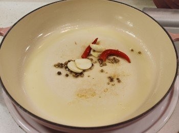 step6: 加入指天椒, 白胡椒粒和蒜頭爆香, 灑點米酒會更香