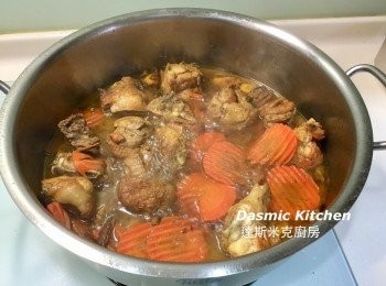 step6: 加入胡蘿蔔和清水， 蓋上鍋蓋， 煮至滾