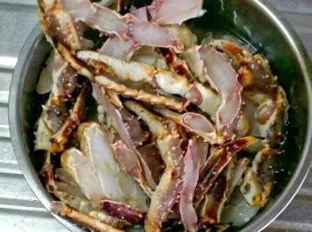 step1: 把蟹件洗淨瀝乾水份，輕輕撲上生粉。