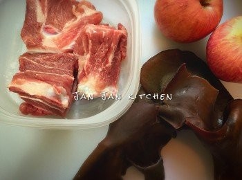 step1: 排骨用少許鹽醃3小時。蘋果切大件，木耳洗淨去硬梗，切塊。
醃排骨的原因是我自己覺得用鹽醃過的肉，即使煲完湯吃起來都不會柴口，汆水時可將多餘的鹽分沖走，排骨已入味，之後煲的湯亦無須再加鹽已夠味。如沒時間可不醃。