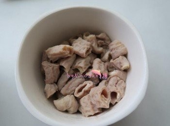 step3: 小腸洗淨川燙後.放少許米酒電鍋蒸熟.軟.剪小段備用