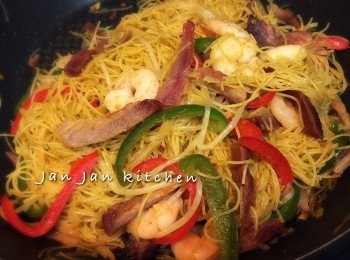 step5: 放入米粉炒一會，最好用筷子發散米粉，於鑊邊加入調味料，炒至米粉均勻上色後，蝦仁回鑊多炒一會便成。