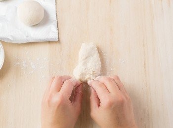 step13: 拿起靠近自己那一側的麵團⋯⋯