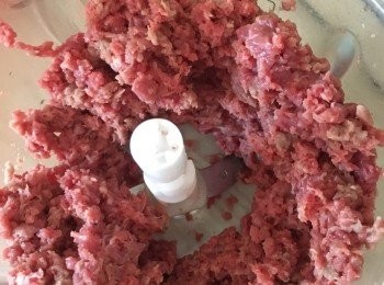 step1: 牛肉洗淨，切塊，放入攪拌機攪成肉末，再下1勺料酒，1茶匙黑胡椒，1茶匙鹽醃制半小時。