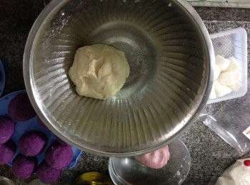 step1: 將牛油放室溫至軟後和糖霜及塩混和至淡黃乳化狀，加入檸檬汁後加入已篩的低筋粉搓成牛油粉團備用