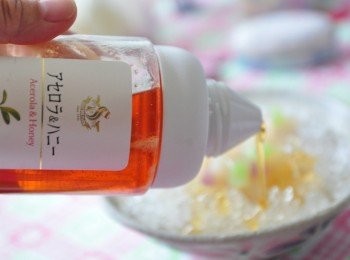 step3: 取出可愛的造型及貼心縮口的櫻桃蜜，輕輕的擠壓，隨意的擠出適當的份量♥