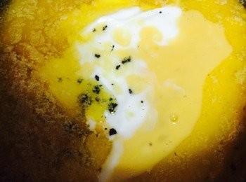 step1: 焗爐預熱180度。2包伯爵茶包用40毫升熱水浸泡成濃茶。與原味乳酪、雞蛋和牛油溶液拌勻。呍呢嗱條用刀從中間剖開，用刀尖將2/3的呍呢嗱籽挖出，加入液體中拌勻。