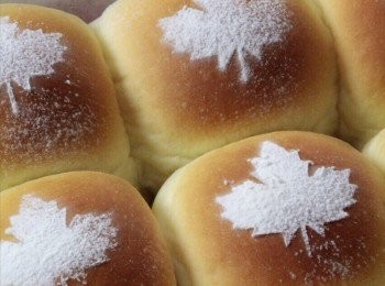 step1: 包底材料：(9小個 約54克/個)
高筋粉     220g (我用白馬)
低筋粉       30g (我用紅心)
椰子油       30g
雞蛋            1隻 (約50g)
豆奶          125g-135g  (視不同牌子粉的吸水量)
三溫糖        25g
海鹽             3g
酵母             4g 
180度 14-16分鐘
 
餡料：
罐裝栗子蓉(泥)    150g
淡忌簾(鮮奶油)      15g
 
包面裝飾：高筋粉少許