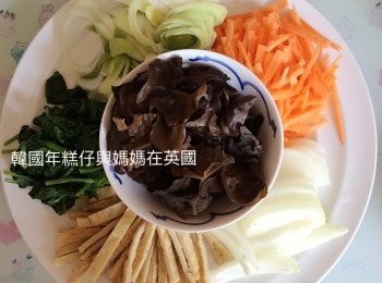 step2: 洋蔥、甘荀、韓國魚片切絲，雲耳浸軟，大蒜切粒，菠菜烚10-15秒取出過冷水後用手揸乾備用。