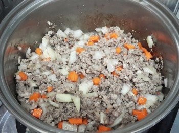 step3: 下洋蔥及紅蘿蔔炒 至兩分鐘，然後下紅酒煮兩分鐘