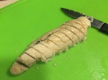 step1: 將魚卵切片為適當厚度~(考驗刀工的時候到了XD)