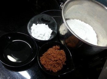 step4: 把糯米粉，澄麵，糖，生油攪勻