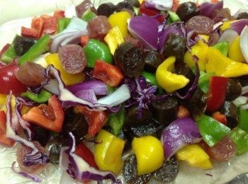 step3: 彩椒切塊和蒸、切好的臘腸混拌 淋上臘腸肉汁