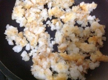 step1: 薯餅打散煎香，義大利綜合香料、塩調味