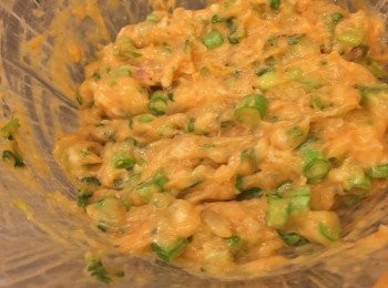 step4: 最後加入青豆粒、馬碲碎、芫茜碎、蔥粒，同樣以順時針方向不停攪拌至混合、材料開始黏實起膠