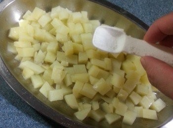 step4: 薯仔蒸好後襯熱加入1茶匙鹽拌勻