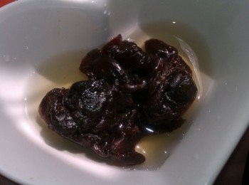 step2: 取出龍眼乾泡些溫水