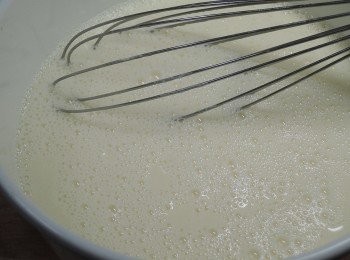 step4: 等鮮奶降溫後，再倒入養樂多攪拌均勻(養樂多跟鮮奶的比例可以自由調配)