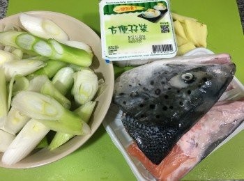 step1: 鮮三文魚頭沖洗後用廚房紙徹底印乾水份, 豆腐切粒, 薑切片, 京蔥沖洗後切段備用