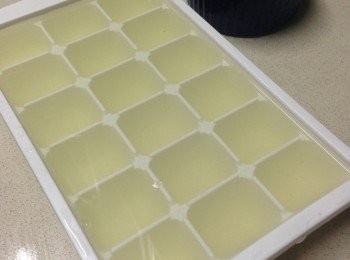 step2: 倒入容器放入冰櫃雪一晚。取出分成小份，用攪拌機攪至沙狀即可