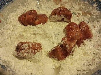 step1: 腩排先用南乳，糖，生抽，粟粉及油醃半天或以上，從雪櫃取出，置於室溫15分鐘，把每粒肉沾上粟粉