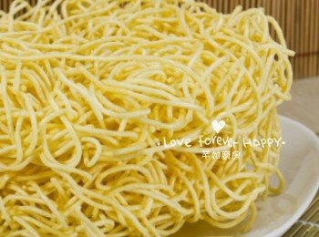 step4: 燒滾鍋中水, 放入伊麵灼至剛剛軟身, 撈起瀝水備用