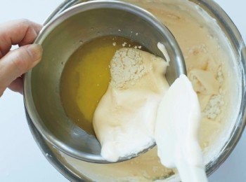 step8: 在步驟3的缽盆裡加入一大杓步驟7的麵糊，充分混拌均勻（攪拌過度會影響麵糊的質地，所以要先取少量混合均勻，減少混拌的次數。）