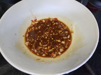 step5: 將雞粉，糖，黃酒，蒜頭，乾蔥，瑞士雞汁先撈好