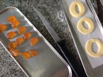 step2: 取出己雪硬的牛油皮用1大1小的曲奇模吸成塊狀，少的中空位置是待會放軟糖的位置（曲奇大模要吸一塊實心做托底才會把軟心糖做得飽滿）