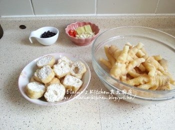 step2: 鳳爪及豆卜出水後 , 將鳳爪沖一沖洗乾淨 , 剪去甲 , 豆卜盛起渣乾水份後切半