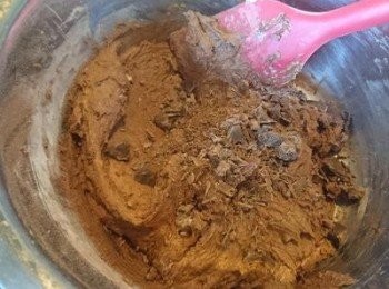 step5: 加入朱古力粒拌勻，並放入雪櫃中雪20分鐘