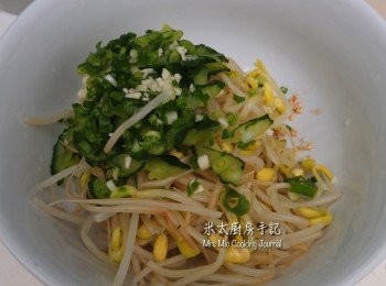 step3: 把所有材料放入大碗中，加入魚露和蔴油拌勻，完成！