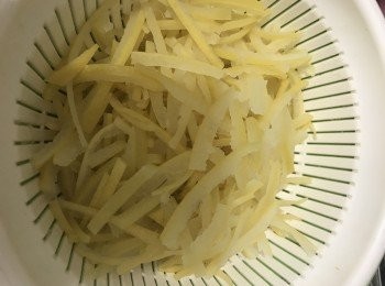 step5: 柚子肉剝掉白筋，去核，拆開果肉，盡量拆細一點，一層果肉一層碎冰糖放入碗中，蓋保鮮紙放入雪櫃冷藏一晚