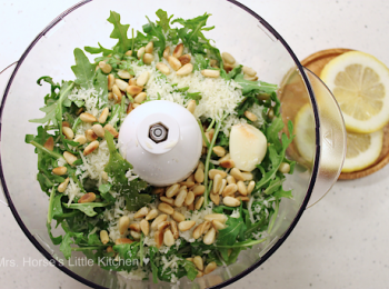 step2: 芝麻菜清洗乾淨，用廚紙或棉布印乾水份，與蒜瓣、巴馬臣起司和松子仁放入攪拌機。