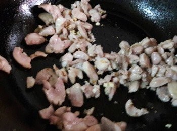 step4: 加入雞肉煎至二面金黃