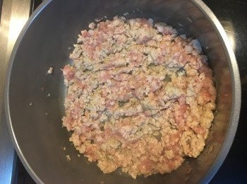 step2: 加少許油，中火爆香蒜頭，放入豬肉炒至轉色