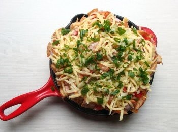 step6: 最後再放上乳酪絲,蔥花,撒上義式香料粉及黑胡椒粉,送進烤箱以180度c烘烤10分鐘,乳酪烤至金黃色即可出爐。