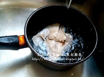 step1: 瘦肉放入煲內 , 加入水浸過面 , 用慢火將瘦肉出水 , 用水沖一沖洗瘦肉